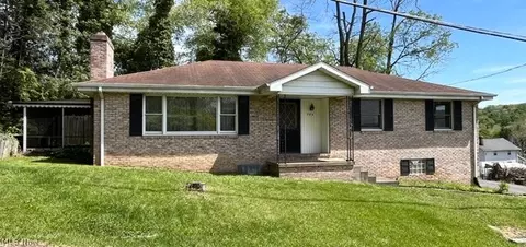 704 Elizabeth St, Lowellville, OH 44436