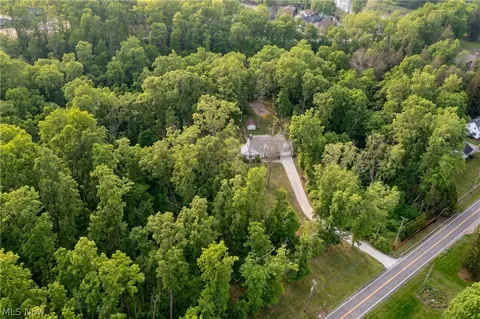 389 Bentleyville Rd, Moreland Hills, OH 44022