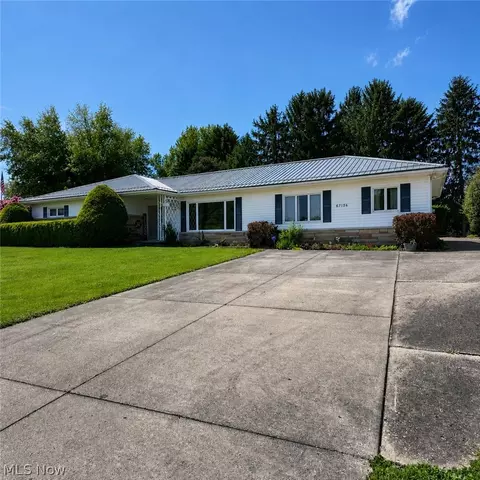67156 Joella Dr, Saint Clairsville, OH 43950