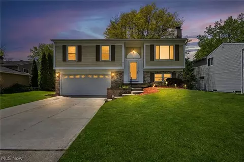 8600 Brentwood Dr, Olmsted Twp, OH 44138