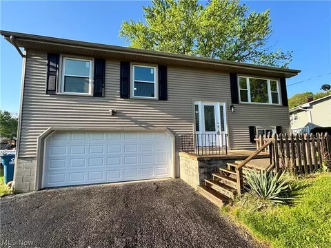 663 Meadowland Dr, Hubbard, OH 44425