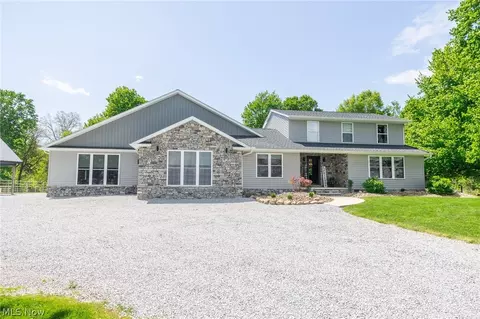 6401 E Moreland Rd, Fredericksburg, OH 44627