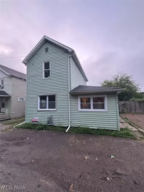 219 3rd Dr SE, New Philadelphia, OH 44663