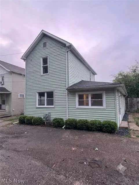 219 3rd Dr SE, New Philadelphia, OH 44663
