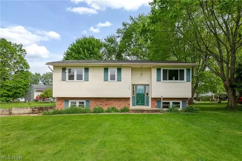 1425 Galaxy Dr, Mogadore, OH 44260