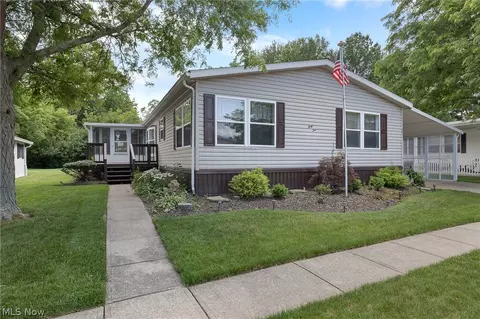 45 Periwinkle Dr, Olmsted Twp, OH 44138