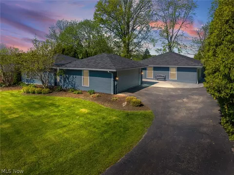 17258 Long Meadow Trl, Chagrin Falls, OH 44023
