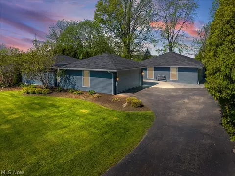 17258 Long Meadow Trl, Chagrin Falls, OH 44023