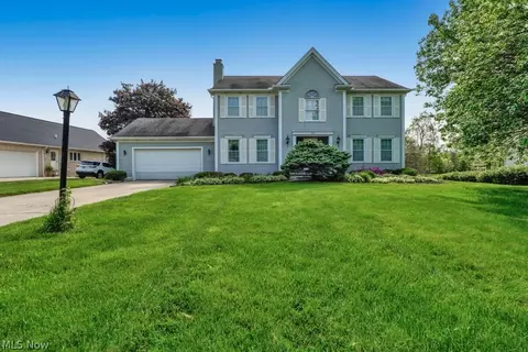 73 Lakecrest Blvd, Hinckley, OH 44233
