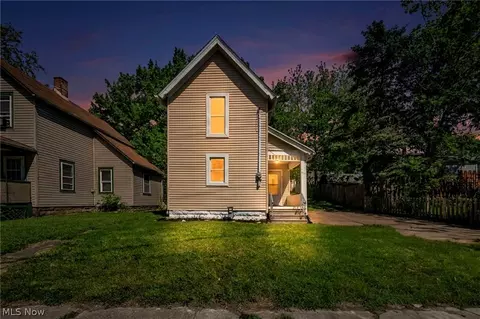 1 Smith Ct, Elyria, OH 44035