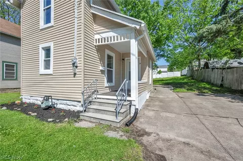 Exterior - 1 Smith Ct, Elyria, OH 44035 photo 2 of 6