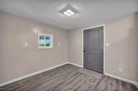 Entry Way - 1 Smith Ct, Elyria, OH 44035 photo 4 of 6