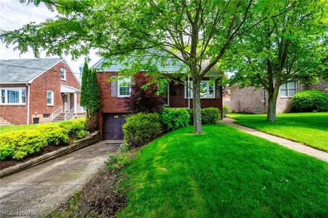1322 Overlook Dr, Weirton, WV 26062