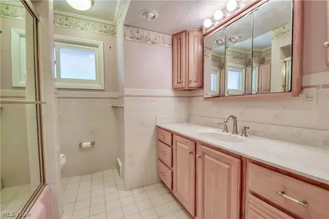 Bath - 8905 Spring Valley Dr, Mentor, OH 44060 photo 1 of 2