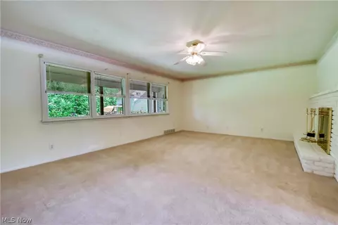 Living - 8905 Spring Valley Dr, Mentor, OH 44060 photo 2 of 5