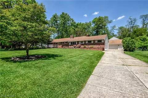 Exterior - 8905 Spring Valley Dr, Mentor, OH 44060 photo 2 of 8