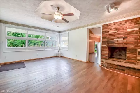 Living - 8905 Spring Valley Dr, Mentor, OH 44060 photo 5 of 5