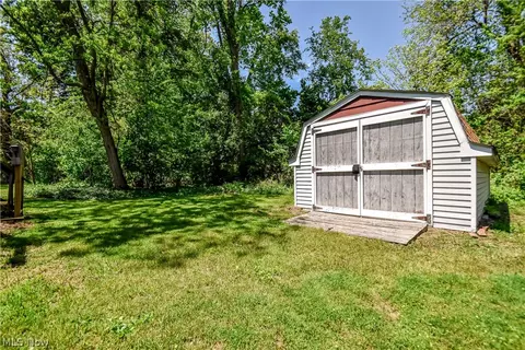 Exterior - 8905 Spring Valley Dr, Mentor, OH 44060 photo 8 of 8