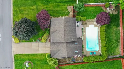 1208 Cedarwood Dr, Mineral Ridge, OH 44440