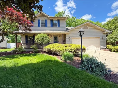 1208 Cedarwood Dr, Mineral Ridge, OH 44440