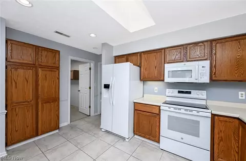 Kitchen - 839 Sutton Pl, Akron, OH 44313 photo 2 of 3