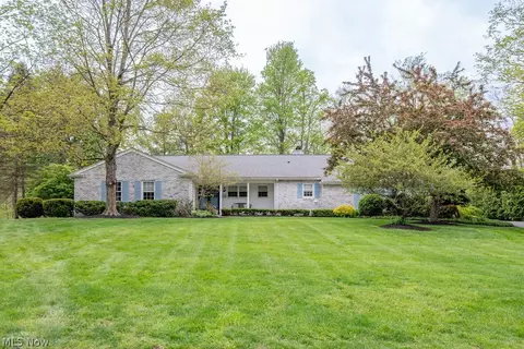537 Coy Ln, Chagrin Falls, OH 44022