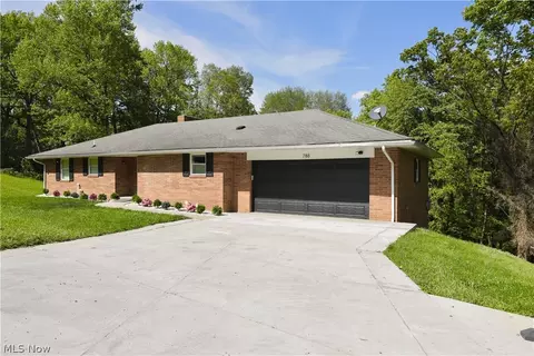 788 Ridgewood Dr, Coshocton, OH 43812