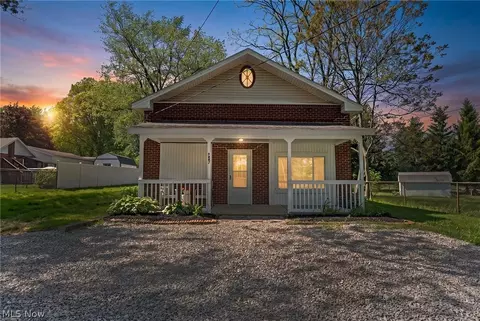 7997 Columbus Rd NE, Louisville, OH 44641