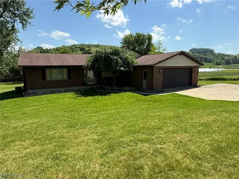 2462 Yorkview Rd SW, New Philadelphia, OH 44663