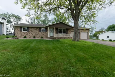 1094 Desert St NE, Uniontown, OH 44685