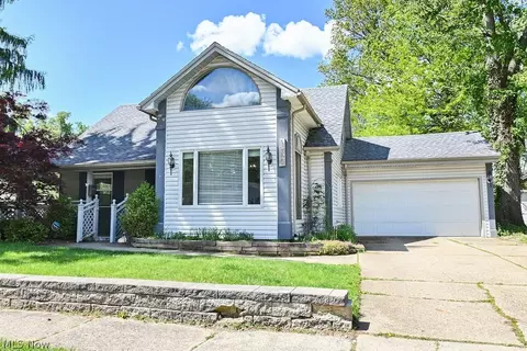 1910 Tudor St, Cuyahoga Falls, OH 44221