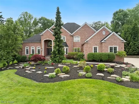 4725 Maidstone Dr, Brecksville, OH 44141