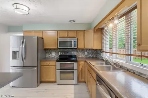 537 Randall Rd, Elyria, OH 44035 photo 16
