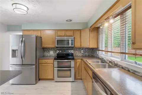 Kitchen - 537 Randall Rd, Elyria, OH 44035 photo 3 of 4