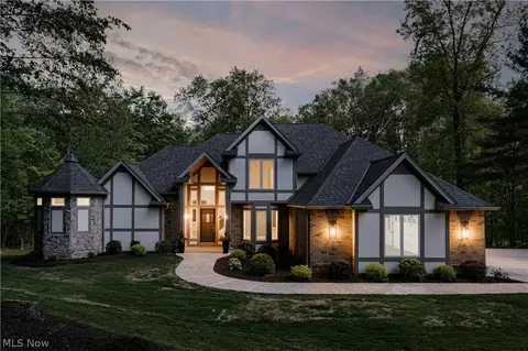 11251 Lake Forest Dr, Chesterland, OH 44026