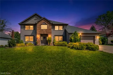 3811 Vincent Dr, Seven Hills, OH 44131
