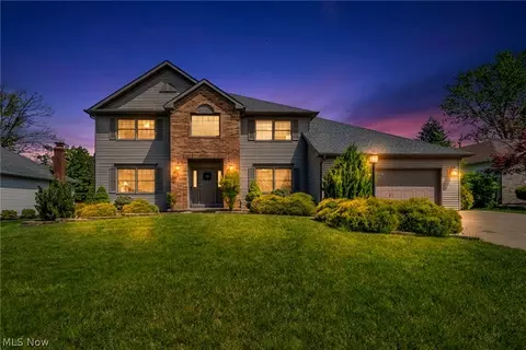 3811 Vincent Dr, Seven Hills, OH 44131