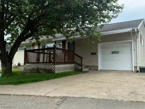 740 Ashwood Ln NE, New Philadelphia, OH 44663