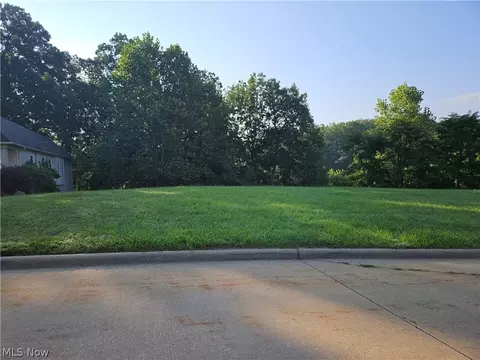 185 Creekside Dr, Garfield Heights, OH 44125