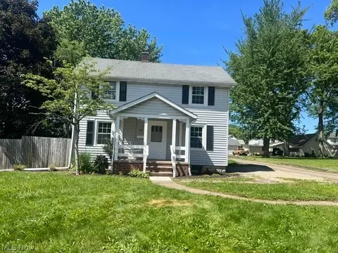 140 S Street St NW, Navarre, OH 44662