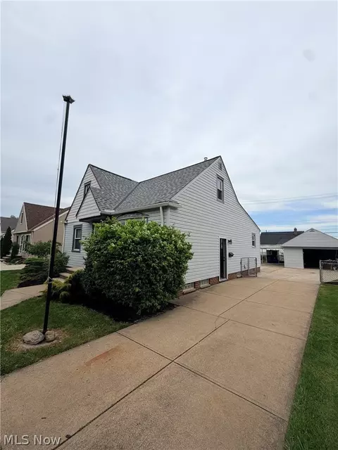 4717 Summer Ln, Brooklyn, OH 44144