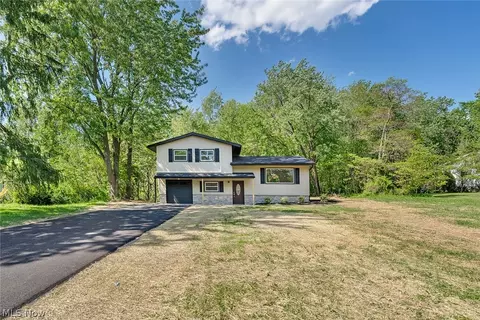 6967 Tamarack Dr, Hubbard, OH 44425