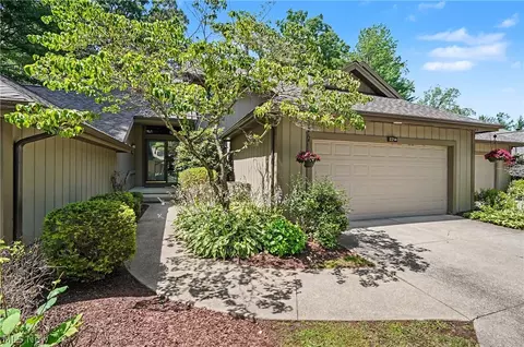 2214 Stone Creek Trl, Cuyahoga Falls, OH 44223