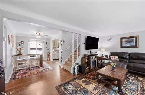 977 Learidge Rd, Lyndhurst, OH 44124 photo 3