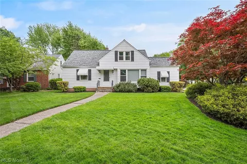 977 Learidge Rd, Lyndhurst, OH 44124