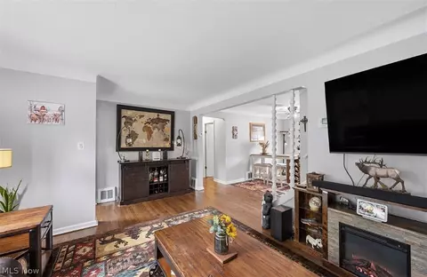 977 Learidge Rd, Lyndhurst, OH 44124 photo 6
