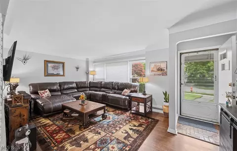977 Learidge Rd, Lyndhurst, OH 44124 photo 7