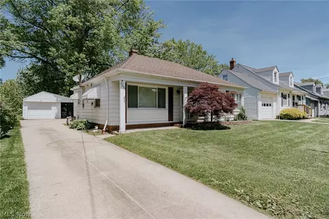 5363 Summit Rd, Lyndhurst, OH 44124