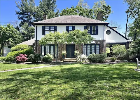 1351 Oakridge Dr, Cleveland Heights, OH 44121