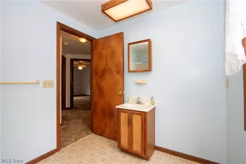 Bath - 255 Wolf Ave, Wadsworth, OH 44281 photo 2 of 3